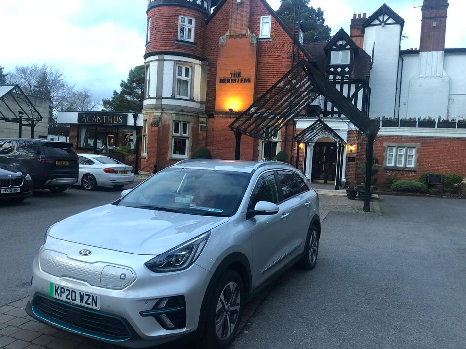 Woking to Gatwick Taxi Service